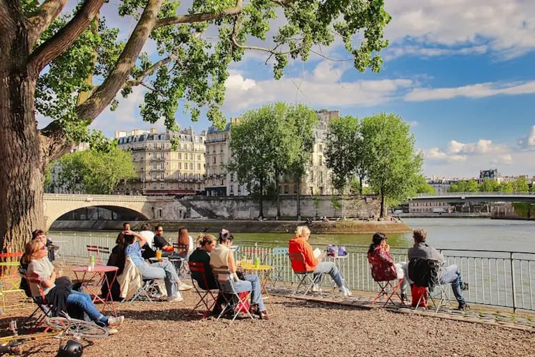 À Courbevoie, la chaleur modifie services et sorties
