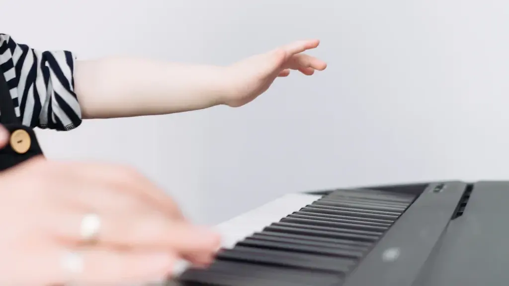 Gros plan sur les mains d'un enfant jouant du piano