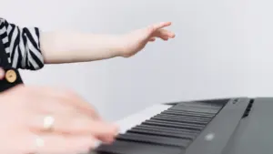 Gros plan sur les mains d'un enfant jouant du piano