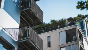 Façade moderne d'un immeuble résidentiel nantais avec des balcons en métal et verre.