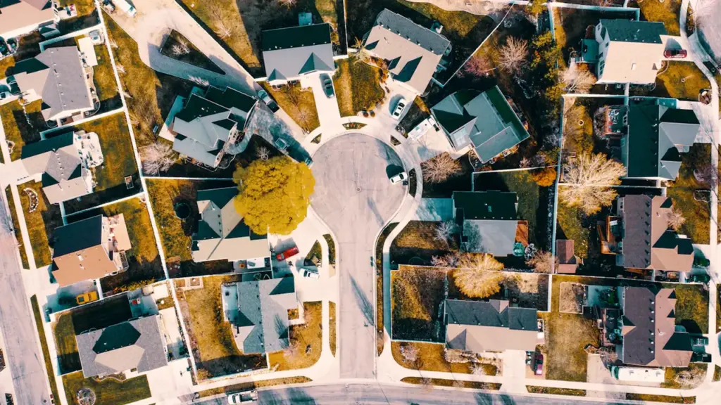 Vue aérienne d'un quartier résidentiel calme avec des maisons individuelles et jardins