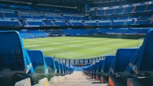 Vue panoramique d'un grand stade de football sous une lumière naturelle éclatante.