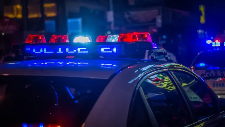 Gros plan sur les gyrophares bleus d'une voiture de police la nuit