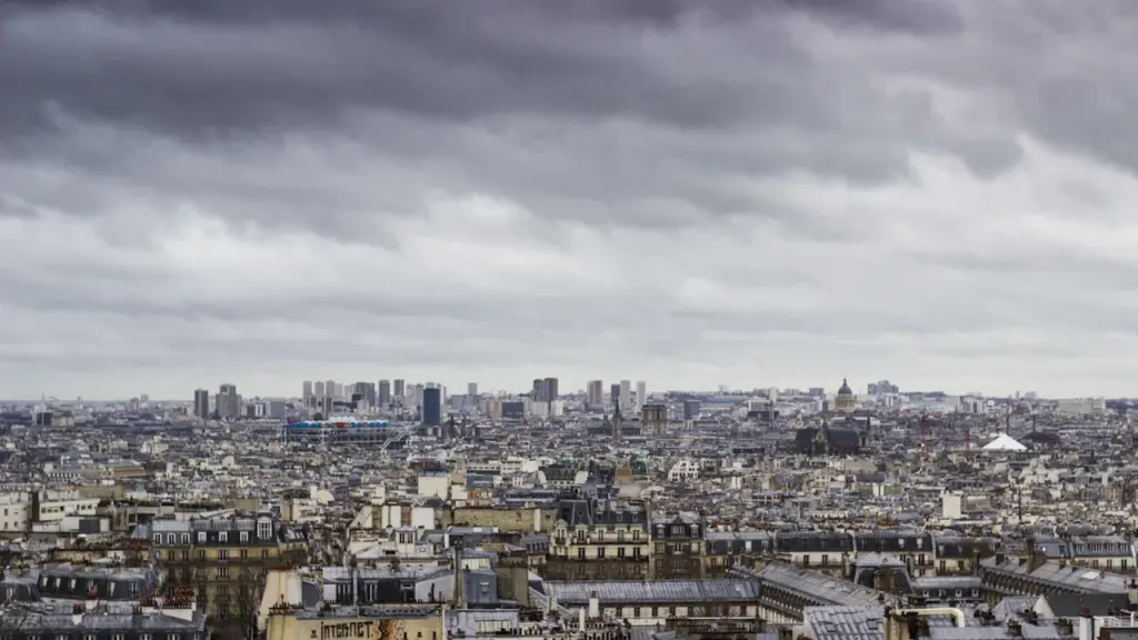 Vue panoramique des toits de Paris sous un ciel orageux chargé et menaçant.