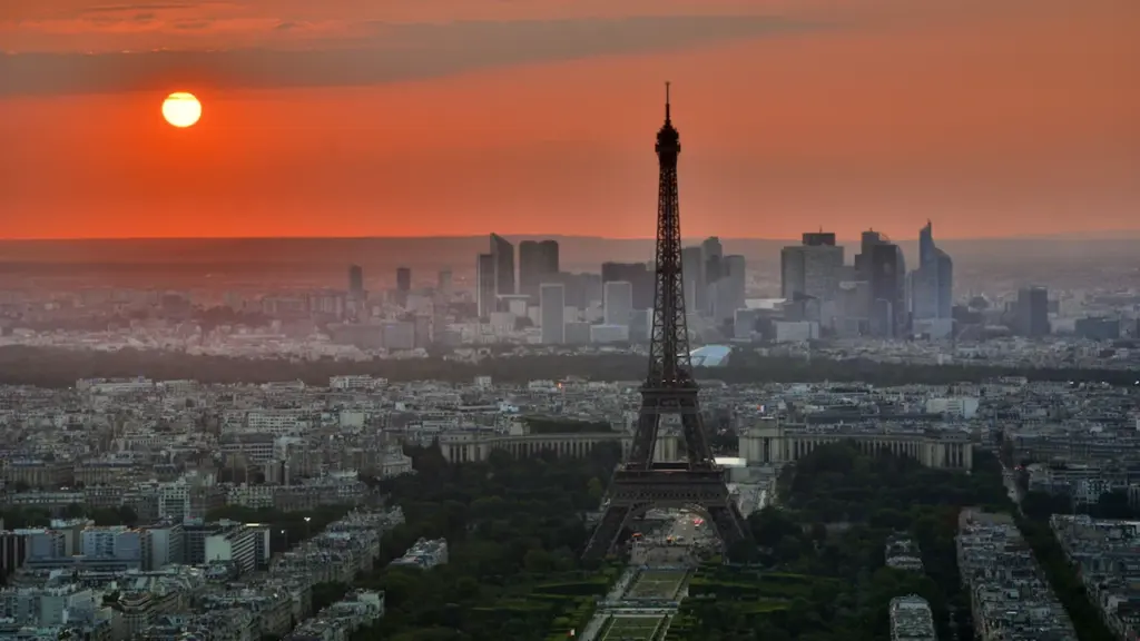 Vue aérienne emblématique de la tour Eiffel au coucher du soleil à Paris.