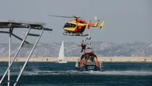 Un hélicoptère de secours survole la mer près des côtes de Marseille.