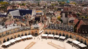 Vue aérienne de la Place de la Libération au cœur de Dijon.