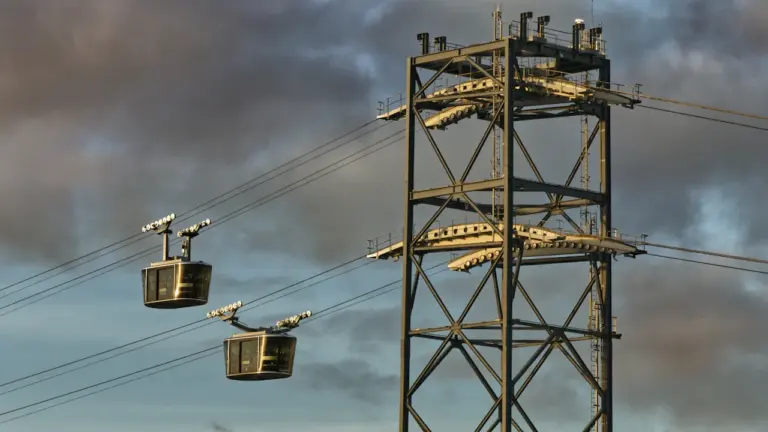 Le téléphérique urbain de Brest reliant les rives de la Penfeld au-dessus du fleuve.