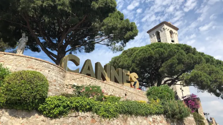 À Cannes, le magazine municipal se lit aussi en ligne