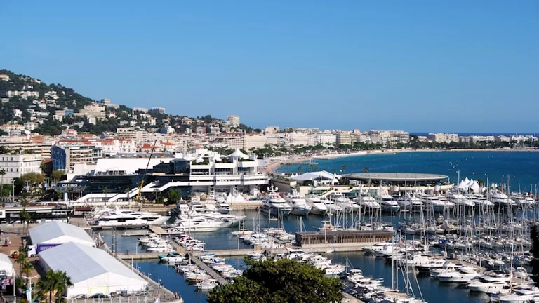 À Cannes, le magazine municipal se lit aussi en ligne