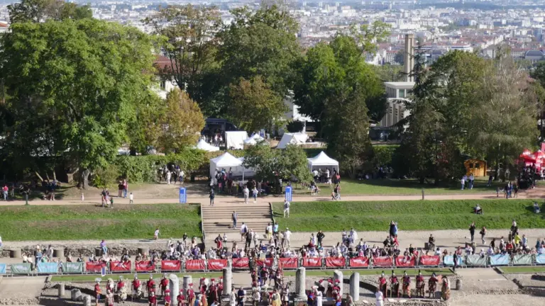 Vue aérienne d'un parc lyonnais avec des espaces verts accueillant des visiteurs