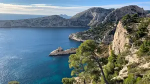 Vue aérienne des Calanques de Marseille avec falaises rocheuses et mer bleue.