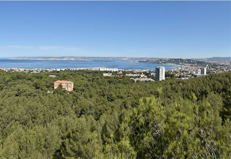 À Marseille, le risque rouge ferme les massifs