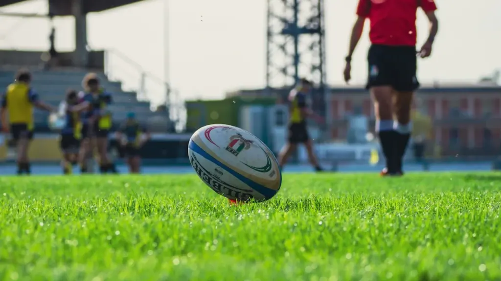Un ballon de rugby posé sur la pelouse d'un terrain sportif à Metz.