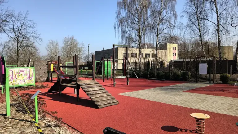 Une aire de jeux pour enfants avec toboggan dans une cour d'école moderne.