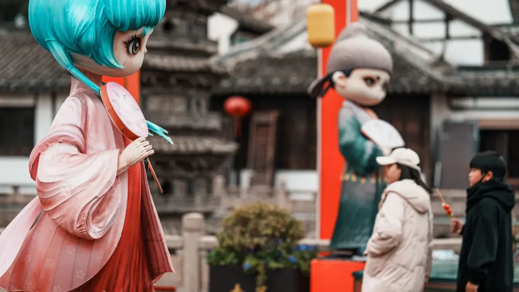Grandes statues de style anime dans un décor traditionnel asiatique extérieur.