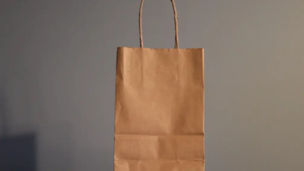 Un sac en papier marron posé sur une table pour les courses en ville.