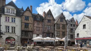 Les célèbres maisons à colombages de la place Plumereau à Tours.