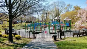Aire de jeux publique dans un parc urbain avec des structures de jeux modernes.