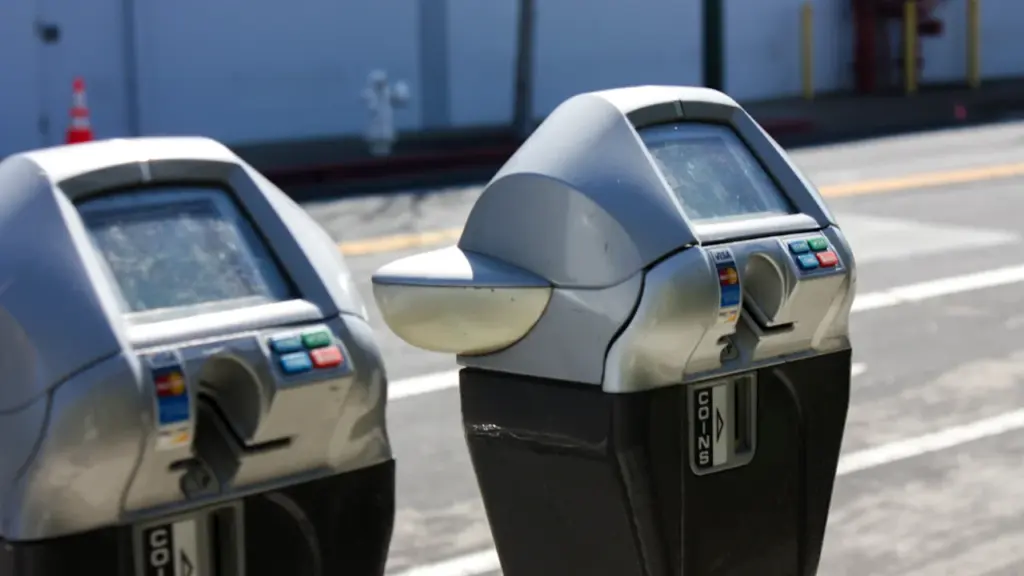 Horodateurs modernes sur le bord d'une rue pour le stationnement urbain payant.