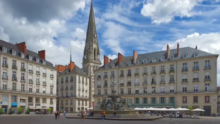 Vue panoramique de la Place Royale à Nantes et sa fontaine emblématique.
