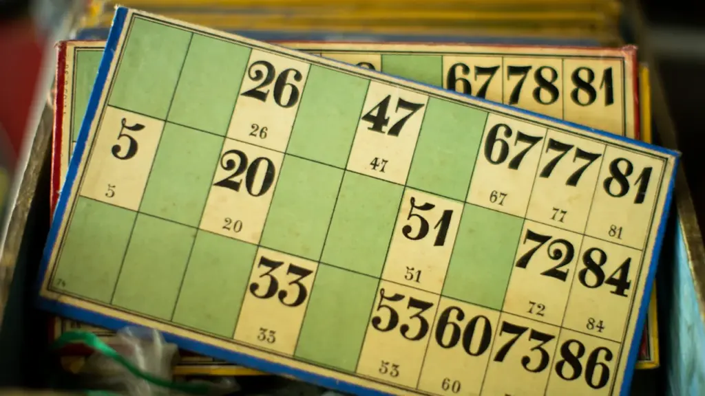 Carton de jeu de loto classique posé dans une boîte en bois.
