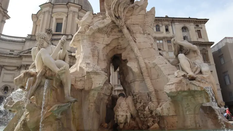 Fontaine des Quatre-Fleuves sculptée par Le Bernin, chef-d'œuvre baroque en plein air.