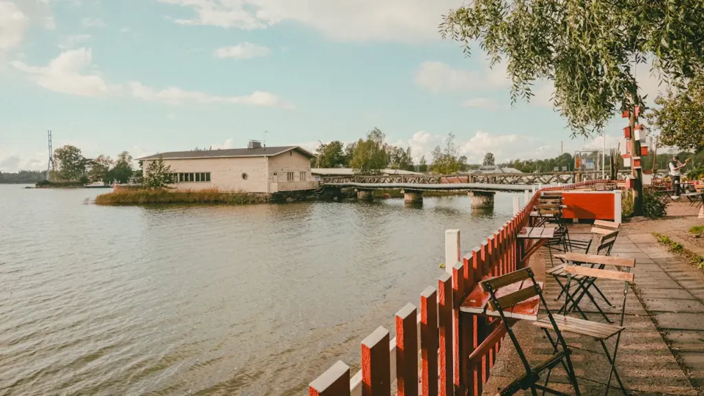 Un café en bord de rivière avec des tables en extérieur à Limoges.