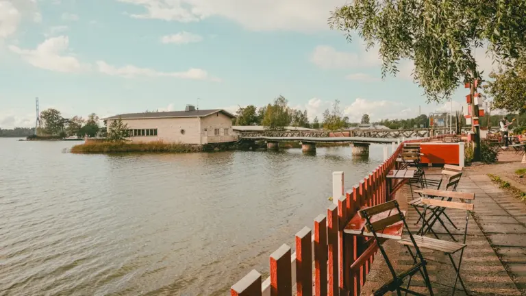 Un café en bord de rivière avec des tables en extérieur à Limoges.