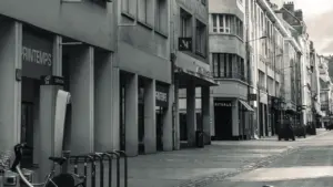 Une rue piétonne de Rouen avec des façades d'époque en noir et blanc.