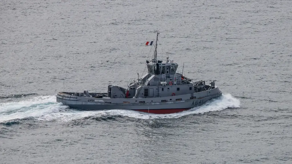 Un remorqueur de la Marine nationale naviguant dans le port de Toulon.