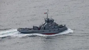 Un remorqueur de la Marine nationale naviguant dans le port de Toulon.