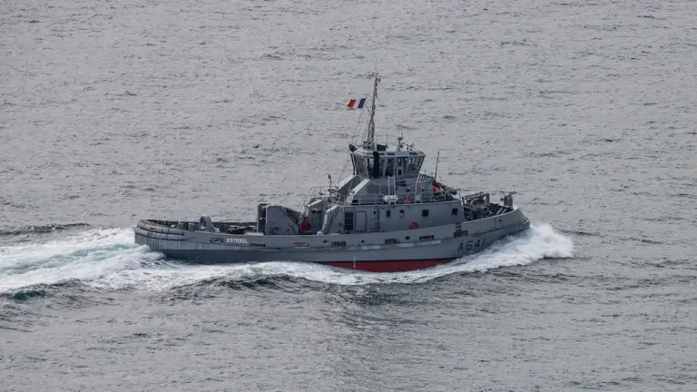 Un remorqueur de la Marine nationale naviguant dans le port de Toulon.