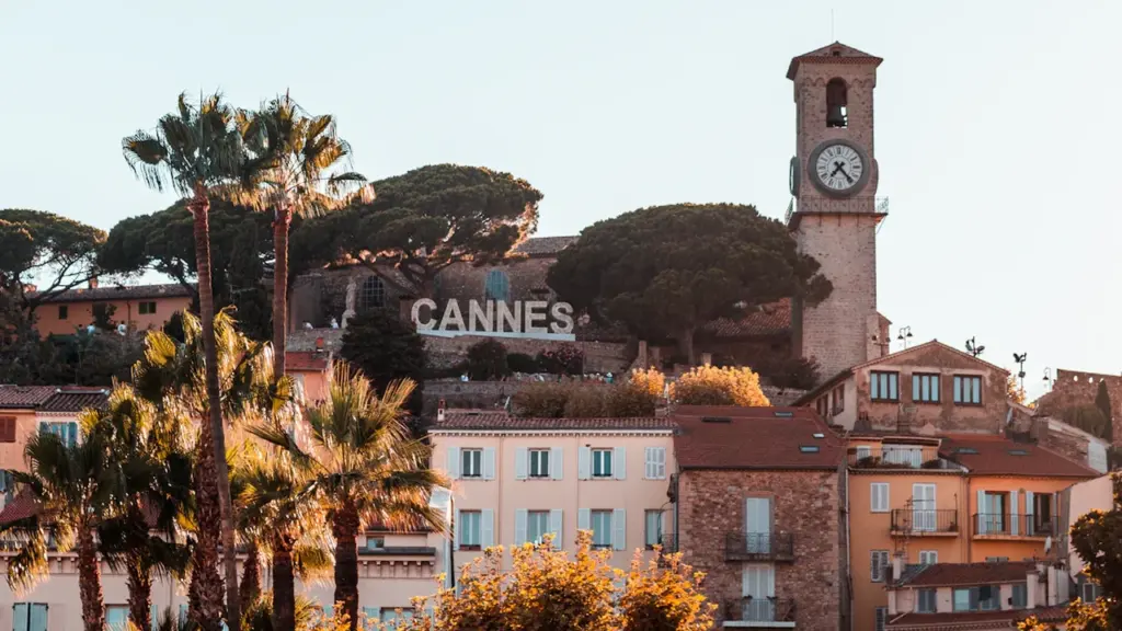 Vue pittoresque du clocher historique et des palmiers à Cannes, France.