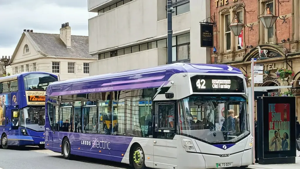 Un bus moderne en ville illustrant les nouvelles méthodes de paiement numérique.