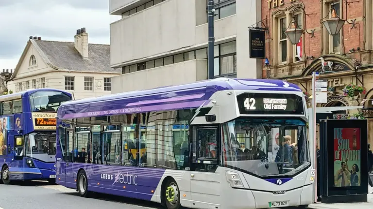 Un bus moderne en ville illustrant les nouvelles méthodes de paiement numérique.