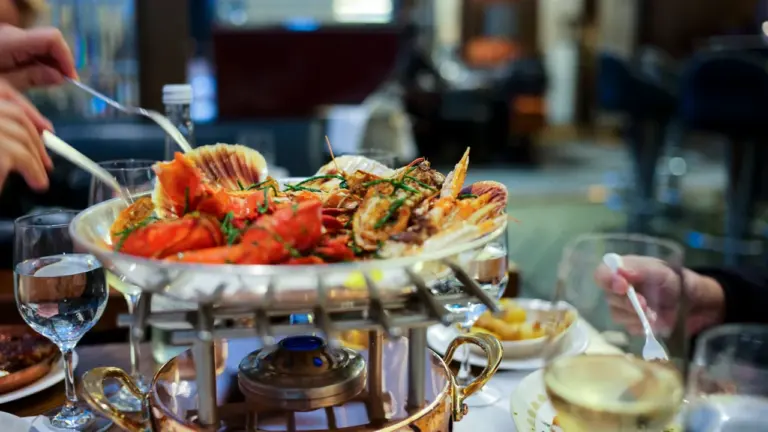 Un plat de fruits de mer servi sur une table dans un restaurant.