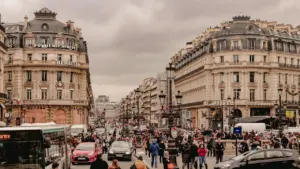 Vue urbaine très fréquentée avec de nombreux véhicules en circulation dans la ville.