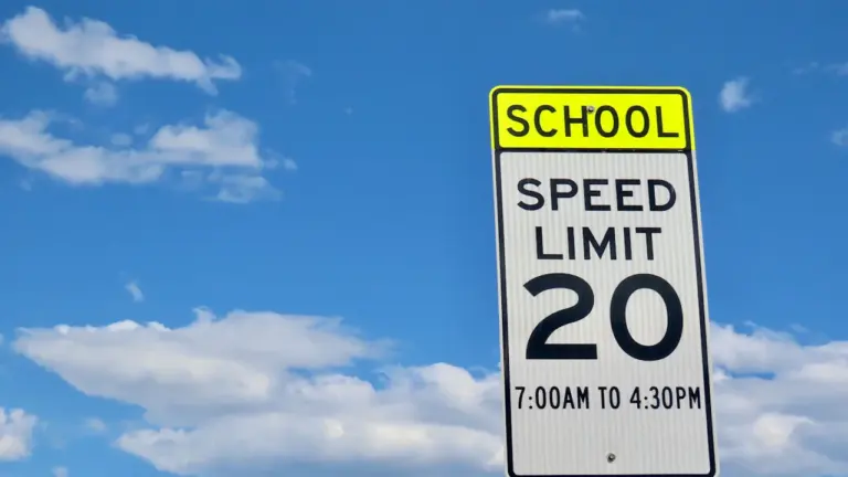 Un panneau de signalisation limitant la vitesse à proximité d'une école.