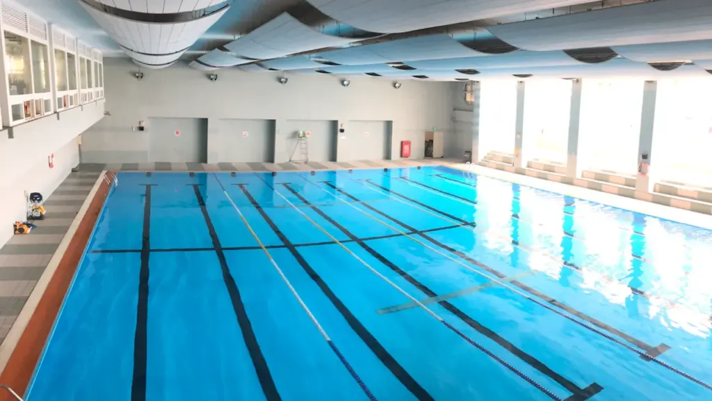 Vue intérieure du bassin de 25 mètres à la piscine municipale Guy-Boissière de Rouen.