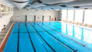 Vue intérieure du bassin de 25 mètres à la piscine municipale Guy-Boissière de Rouen.