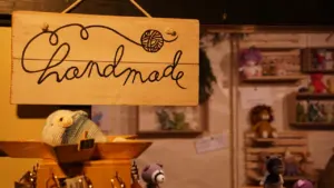 Panneau en bois avec l'inscription Handmade dans une boutique d'artisanat local.