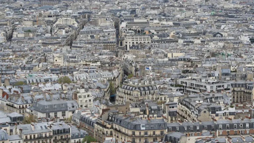Vue aérienne étendue des toits et immeubles de la région parisienne.
