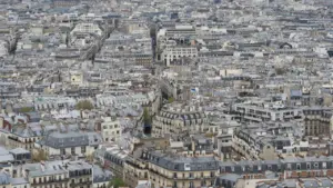 Vue aérienne étendue des toits et immeubles de la région parisienne.