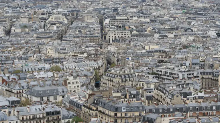 Vue aérienne étendue des toits et immeubles de la région parisienne.