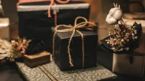 Cadeaux emballés avec soin sur un élégant textile floral pour une présentation soignée.