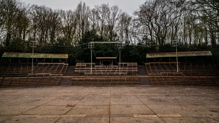 Un théâtre de plein air en bois niché au cœur d'une forêt verdoyante.