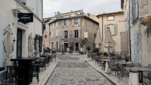 Une rue pavée avec des terrasses de restaurants accueillantes à Abbeville en été.