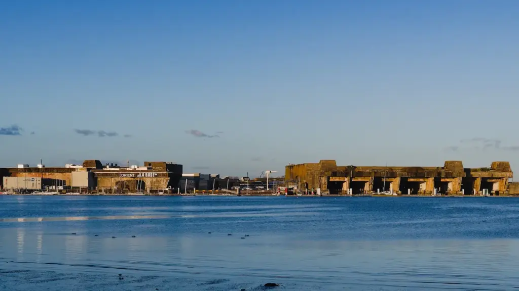 Vue panoramique de l'ancienne base navale sur le port de Lorient en France
