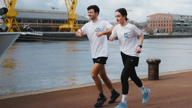 Un couple en tenue de sport court au bord de la Seine à Rouen.